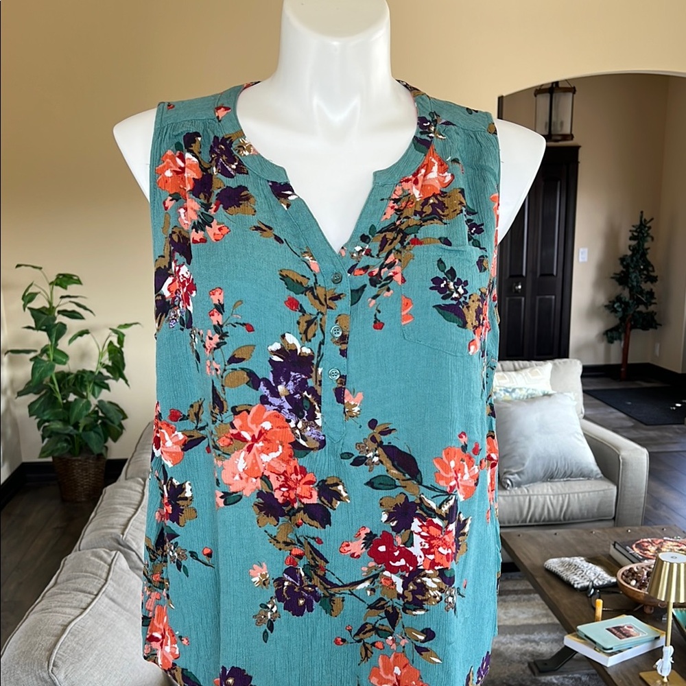 Market & Spruce Sleeveless Teal Floral V-Neck Women's Top